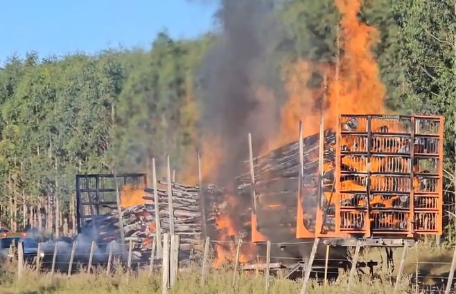 camion-incendiado-paysandu-madera.jpg