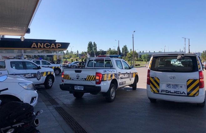 Asalto a local de pagos dentro de una estación de servicio. Foto: Diego Píriz, periodista de Subrayado en el lugar.