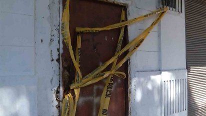reconstruyen crimen de mujer en barrio reus: un hombre arrastro el cuerpo hasta la vereda