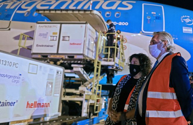 Alberto Fernández recibe cargamento de la vacuna china Sinopharm