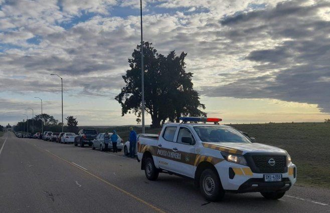 Foto: Policía Caminera. Kilómetros de espera en los puentes internacionales este sábado en la mañana.