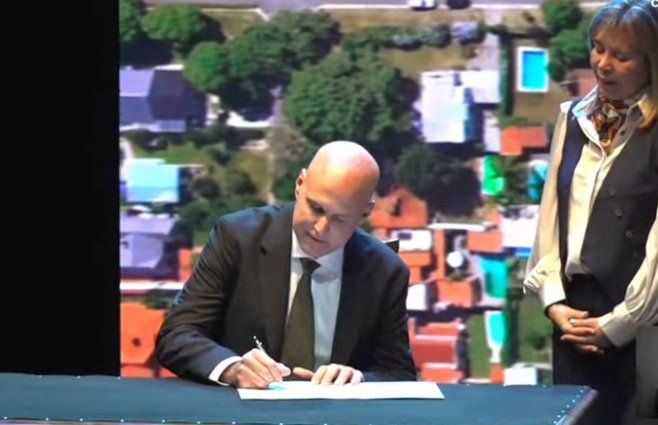 Francisco Legnani firma el acta y asume como Intendente de Canelones.