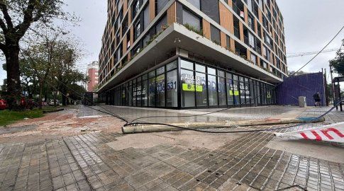 Montevideo: cable caído en Joanicó y Luis Alberto de Herrera. Foto: Gonzalo Palma, Subrayado. Montevideo: cable caído en Joanicó y Luis Alberto de Herrera. Foto: Gonzalo Palma, Subrayado.