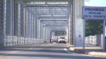 dos heridos graves en el puente de la barra de santa lucia; motociclista embistio a un hombre que empujaba un auto