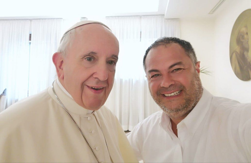 El Papa Francisco con Omar, el esposo de Noelia
