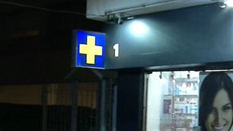 robo pirana en farmacia: dos delincuentes simulando ser deliveries se llevaron perfumes valuados en $ 10.000 cada uno