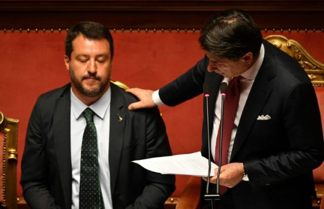 Giuseppe Conte posa la mano en el hombro de Matteo Salvini durante su discurso ante el Senado italiano en que anunció su dimisión, el pasado 20 de agosto en Roma