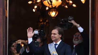 valoracion positiva del 62% para el gobierno de lacalle pou, segun  opcion