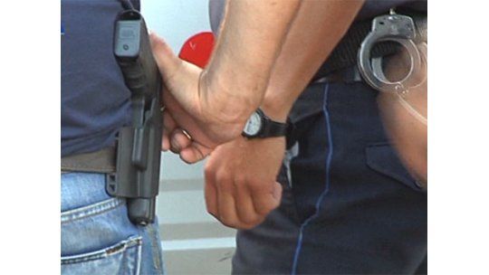 Quiso asaltar a dos policías y recibió un disparo en el pie