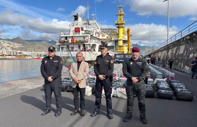 Policía de España en Tenerife junto a la cocaína incautada. Foto: Policía Nacional Española / AFP