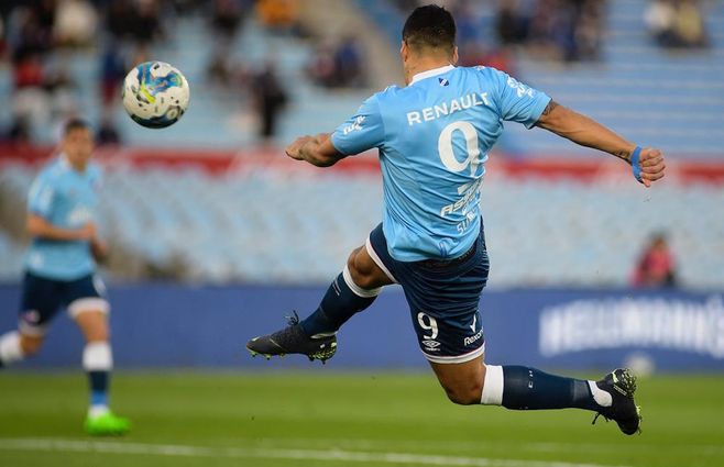 Suárez-en-Nacional-camiseta-celeste-FocoUy.jpg