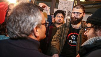 Ocupante del IPA dialoga con Santiago González. Foto: FocoUy.