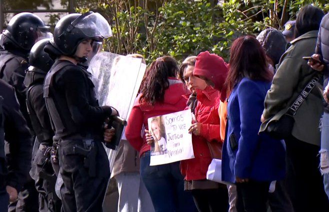 Movilización de familiares y amigos de Natalia Lagos, en la puerta del juzgado.