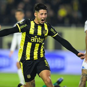 Peñarol derrotó 2-1 a Liverpool en el Campeón del Siglo por la primera fecha del Torneo Intermedio Peñarol derrotó 2-1 a Liverpool en el Campeón del Siglo por la primera fecha del Torneo Intermedio