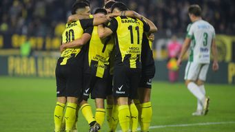 penarol arranco con victoria el intermedio tras derrotar 2-0 a plaza colonia en el campeon del siglo