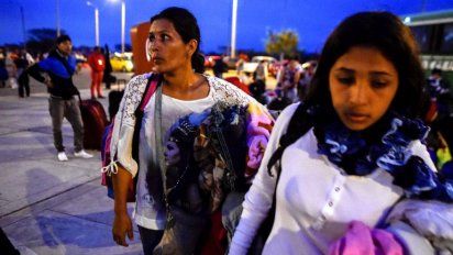 Edicth Landinez (L), 34 años, y su hija&nbsp; Nacari, 16, llegan a la oficina de Migraciones in Tumbes, Perú