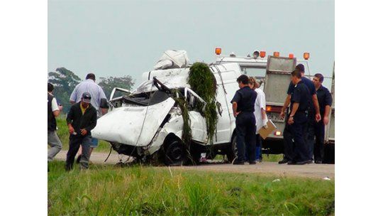 Mueren cuatro jóvenes al caer su camioneta en un arroyo