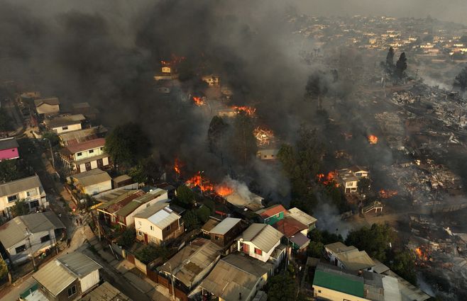 Foto: AFP. Incendio de viviendas en Viña del Mar, Chile.