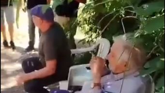 una tarde de canto y compania: mujica recibio a los musicos del grupo 4 en linea en su chacra