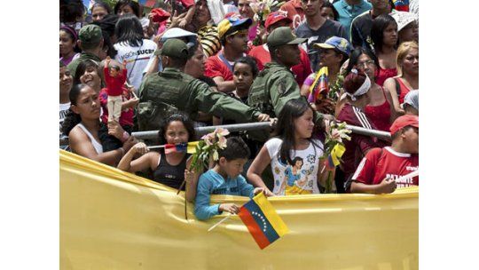 Chávez y Capriles piden calma ante anuncio de resultados
