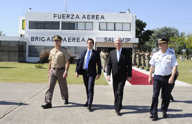 Lacalle Pou y Vázquez salen de la unidad militar vecina al aeropuerto de Carrasco
