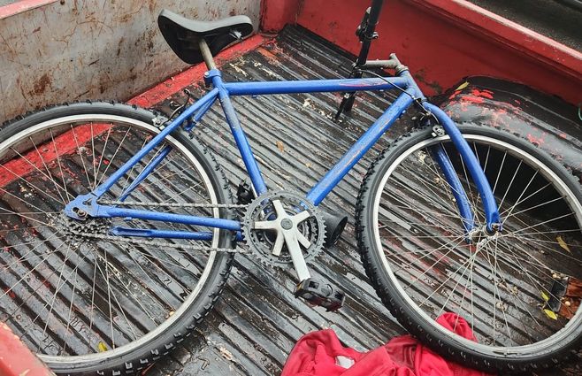Foto cedida a Subrayado. La bicicleta en la caja de la camioneta robada.