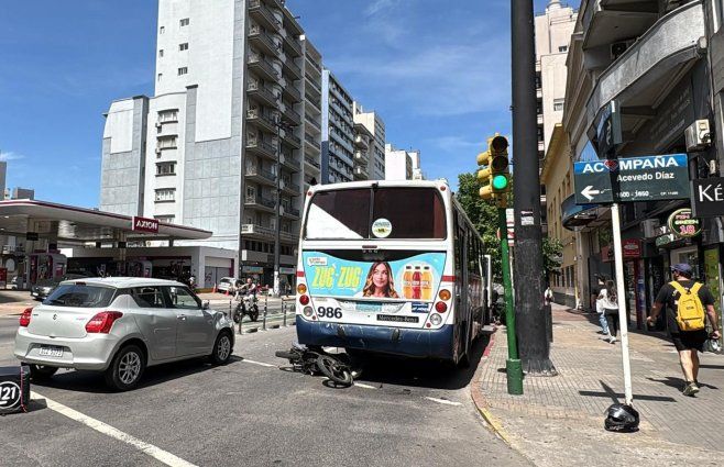 Foto: Subrayado. Accidente en 18 de Julio y Acevedo Díaz causa congestión de tránsito.