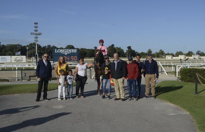 Dog Valiente turf (3).jpg