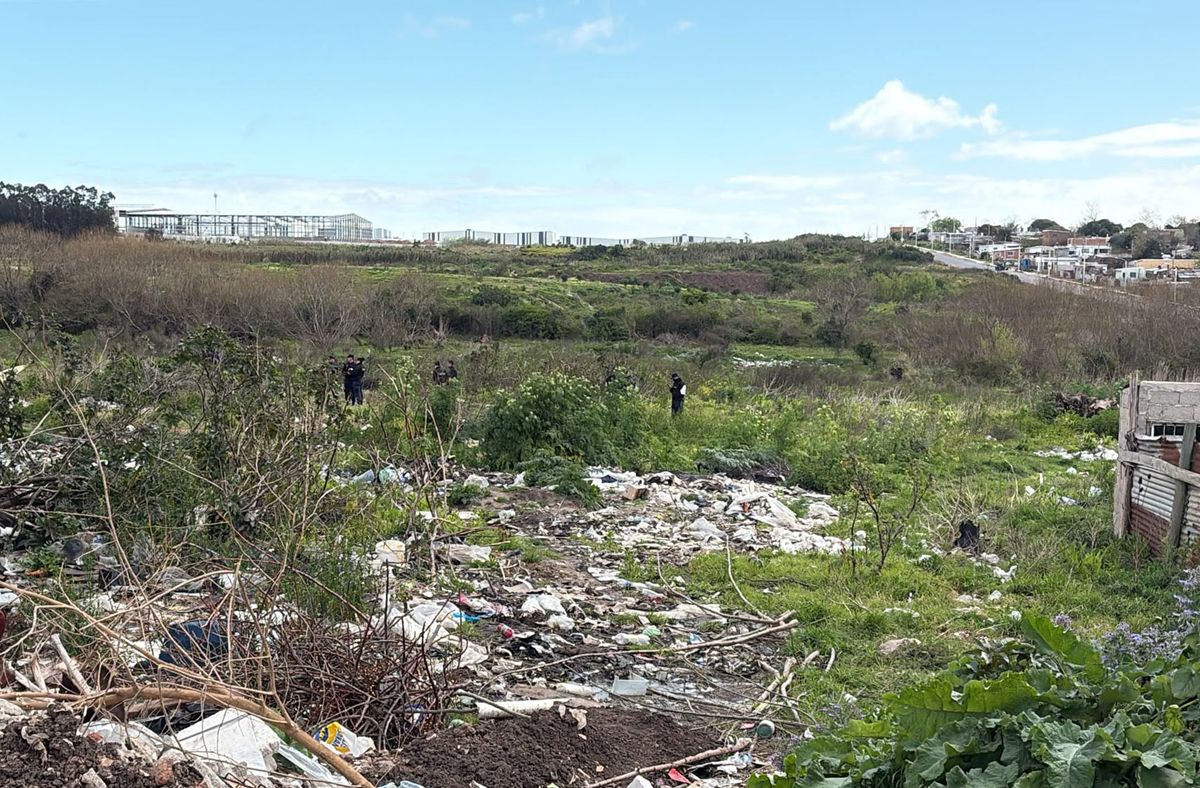 Investigan homicidio en el barrio Cotravi: el cuerpo de un hombre fue hallado baleado en un descampado