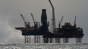 petroleo se dispara, roza los us$ 140 y se acerca a su maximo historico