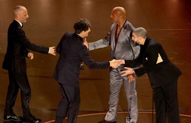 Momento en el que entregan la estatuilla a los realizadores de Zona de interés. Foto: AFP