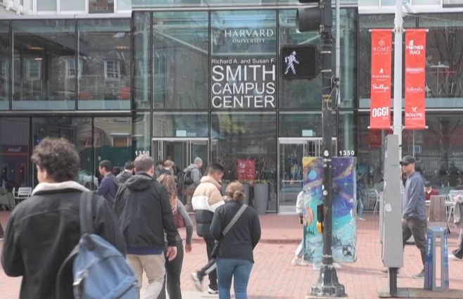 Donald Trump apunta a Harvard y a los estudiantes extranjeros. Foto: AFP