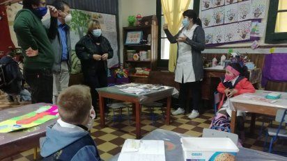Autoridades de Primaria junto a maestra y alumnos de la Escuela de Paso Candil.
