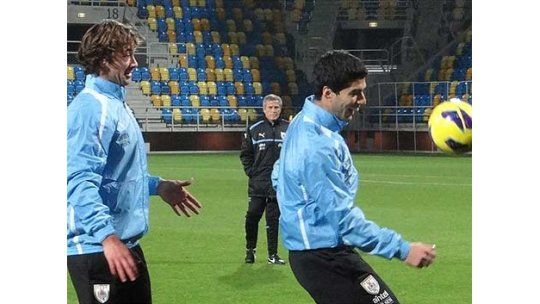 Tabárez reservó 23 jugadores para el amistoso ante Austria