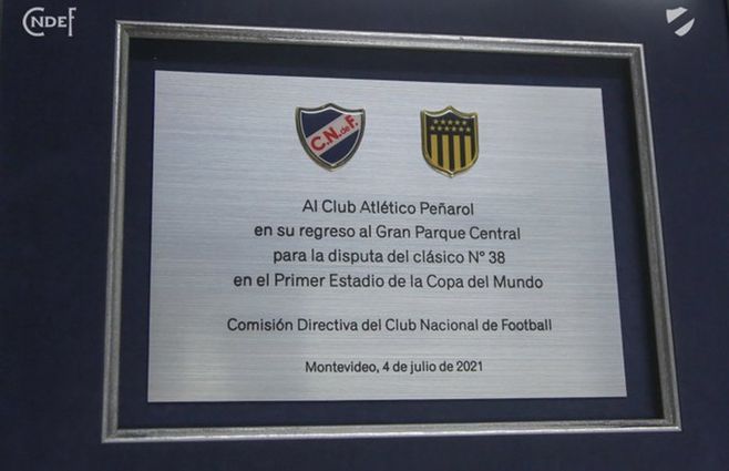 Plaqueta-Nacional-Peñarol-clásico.jpg