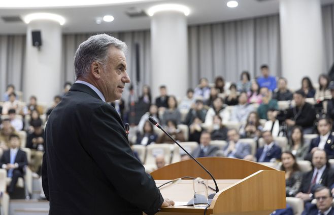 Orsi-en-Universidad-de-China-Foto-Presidencia