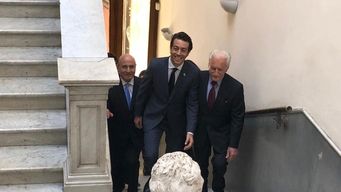 Juan Sartori subiendo la escalera hacia el Directorio del Partido Nacional (2018). Foto: archivo Subrayado.