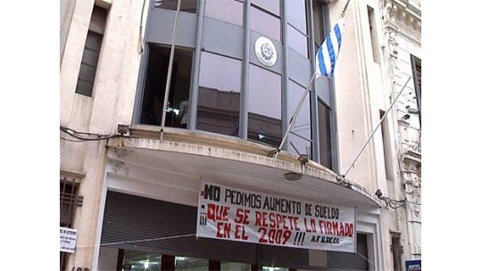 Bancos oficiales paran 24 horas y el Estado de 9 a 13 horas