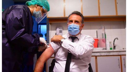 Salinas se vacunó como parte del grupo priorizado de entre 55 y 59 años.&nbsp;