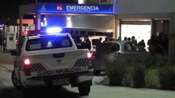 Imagen cedida a Subrayado. Policías aguardaban traslado del policía, en la noche del martes en el Hospital del Cerro.