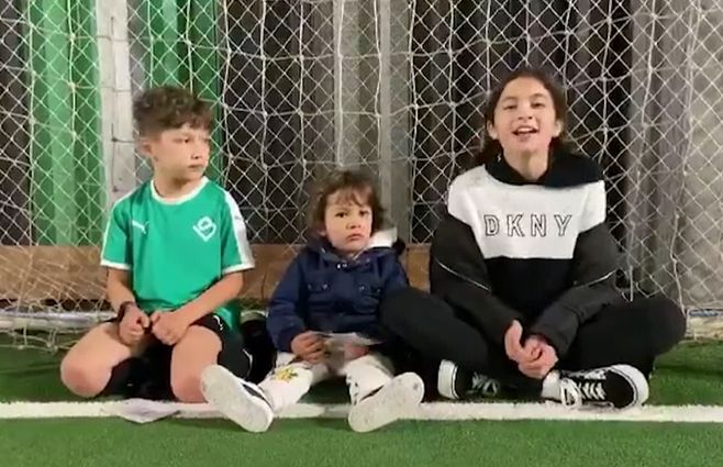 Los tres hijos de Luis Suárez en el video.