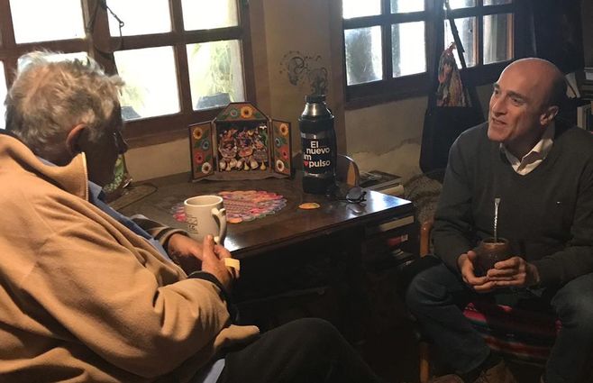 Foto publicada por el MPP: Martínez con Mujica en la chacra. 