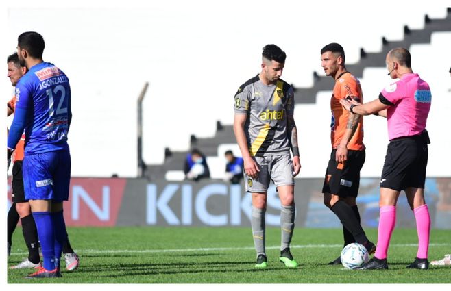 Cepellini se apronta para tirar el penal a los 36 de partido. La foto pertenece a la página padreydecano.com y su autor es Christian Adinolfi