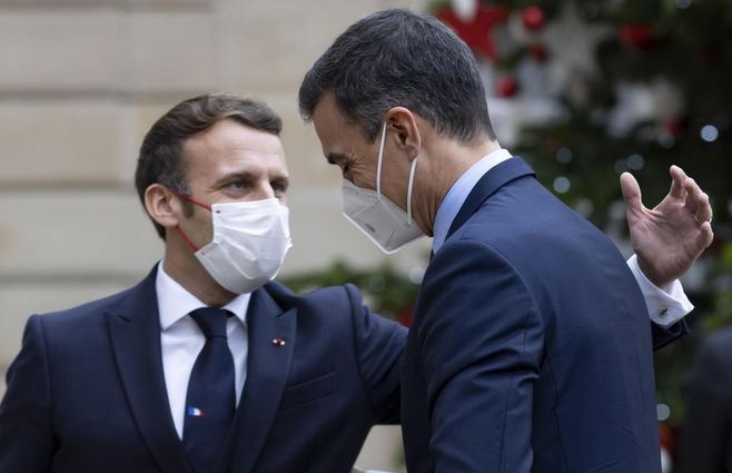 Los presidentes Emmanuel Macron y Pedro Sánchez se reunieron el lunes último..