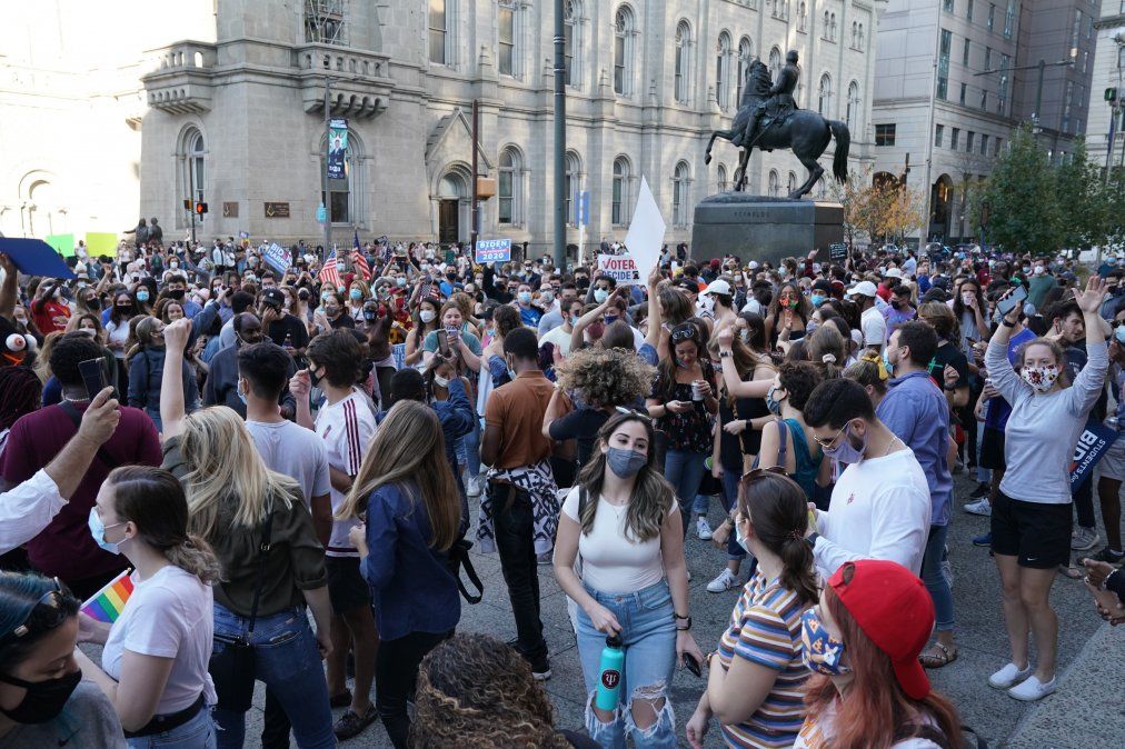 Los partidarios de Biden celebran fuera del Ayuntamiento en Filadelfia, Pensilvania.