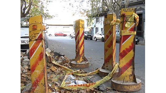Balizas abandonadas generan gastos y problemas en el tránsito