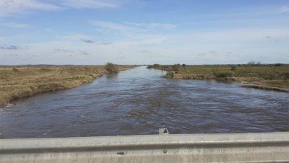 continua la busqueda de un hombre que desaparecio en las aguas de rocha