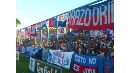 Hinchas de Peñarol balearon a tricolores y se llevaron la bandera