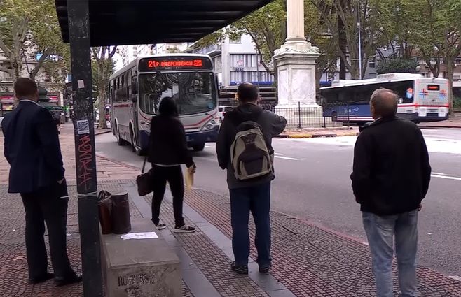 transporte-omnibus-gente-parada.jpg