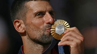 Novak Djokovic celebra con su medalla de oro en París 2024. AFP
